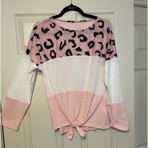 Cute color blocked shirt. ties in the front and light weight